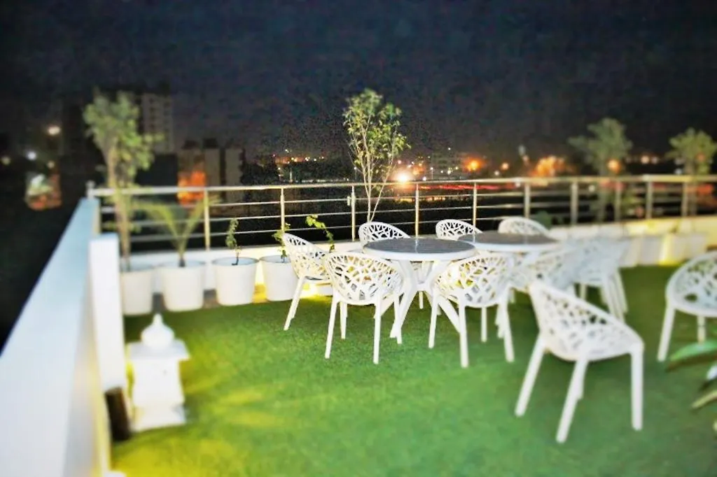 Hotel The Raj Vilas Agra