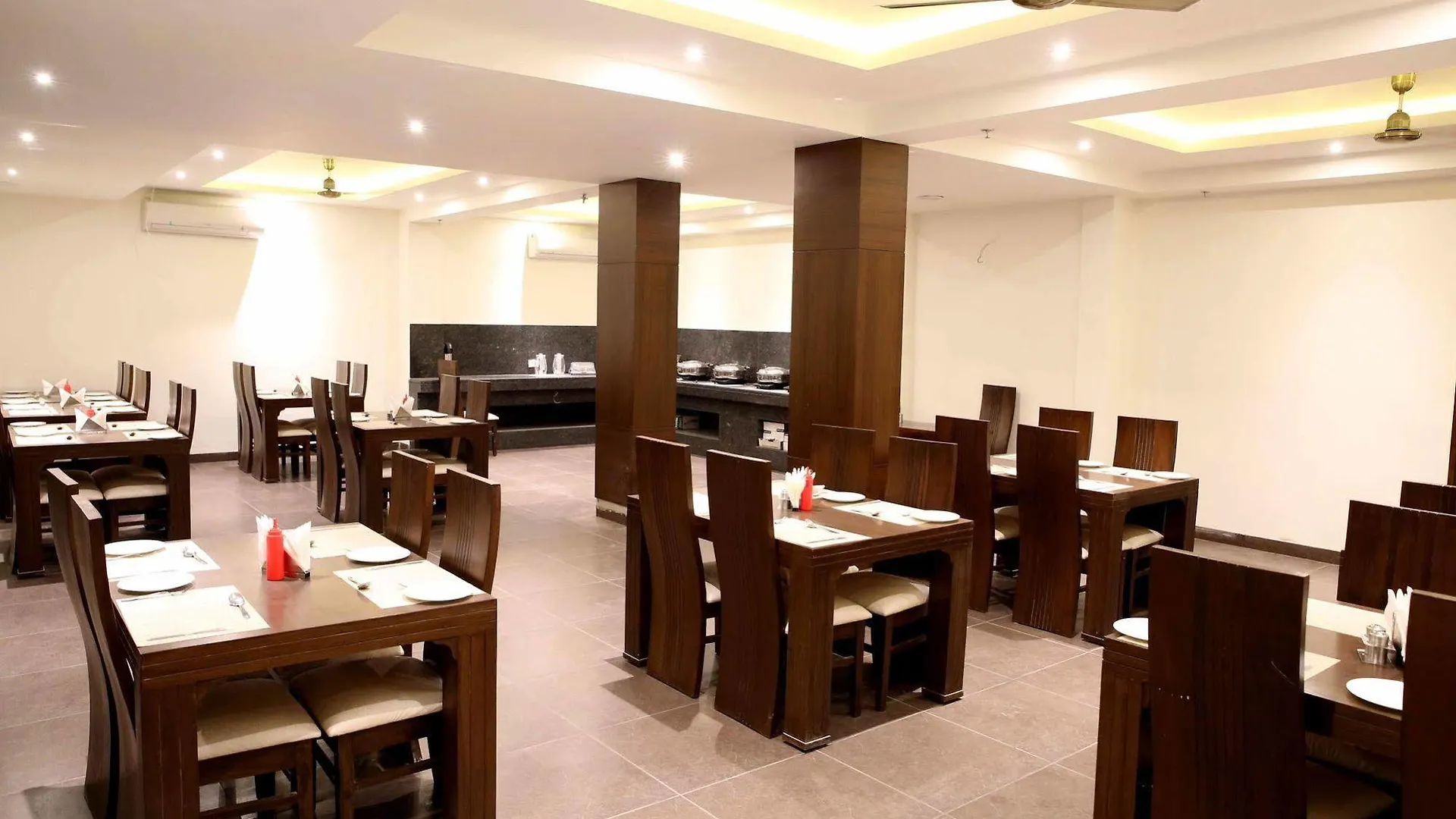 Hotel The Raj Vilas Agra