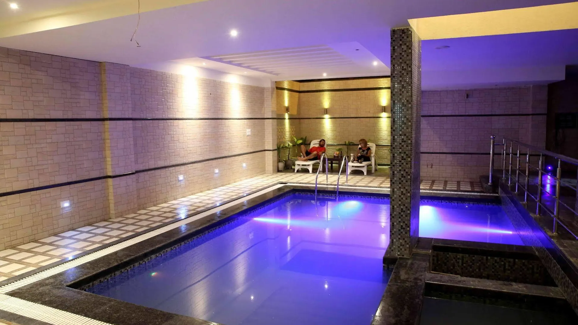 Hotel The Raj Vilas Agra