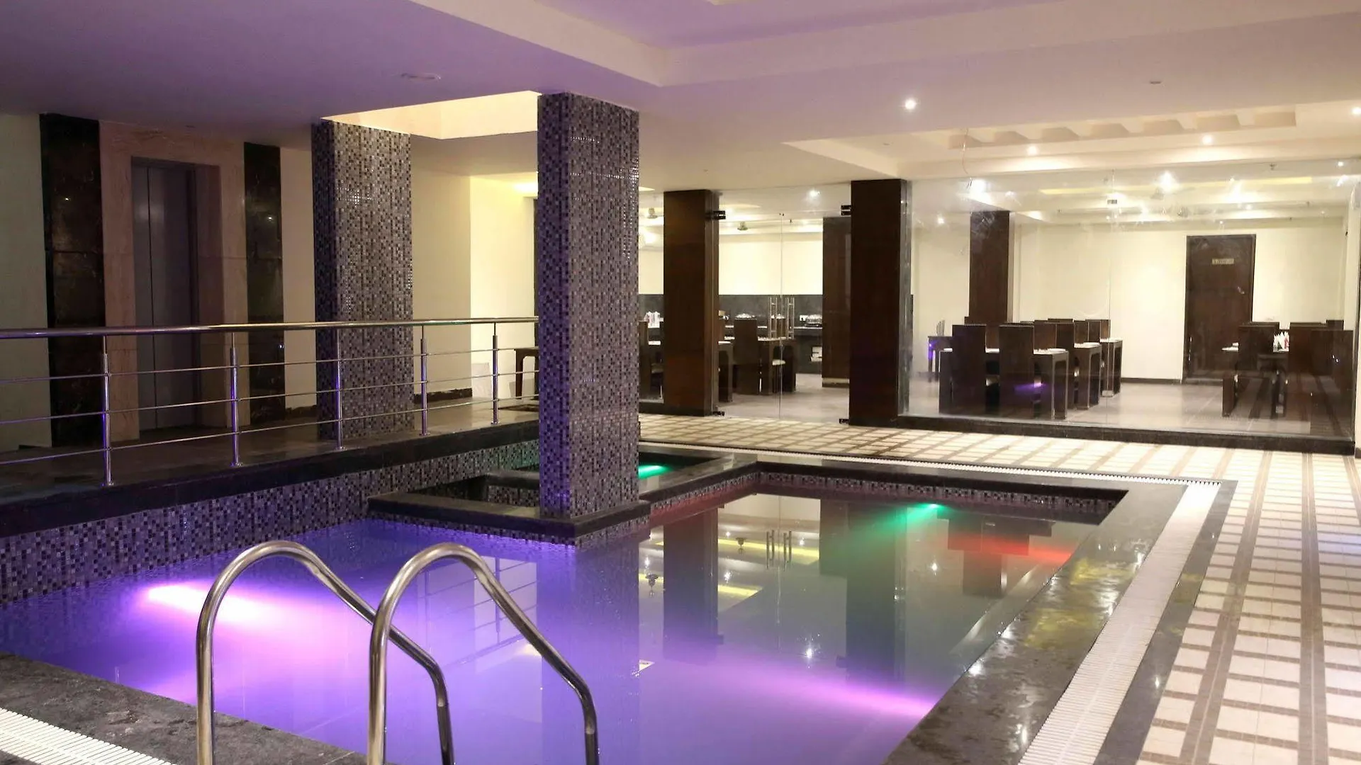 Hotel The Raj Vilas Agra